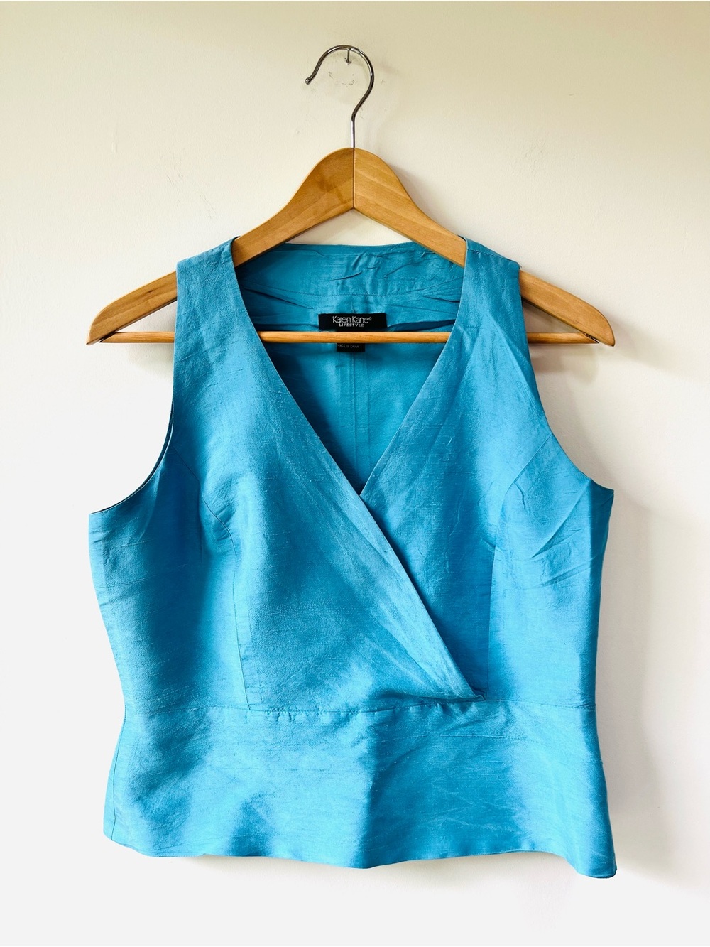 Karen Kane Aqua Turquoise Blue 100% Silk Elegant V-Neck Sleeveless Top -Size 8